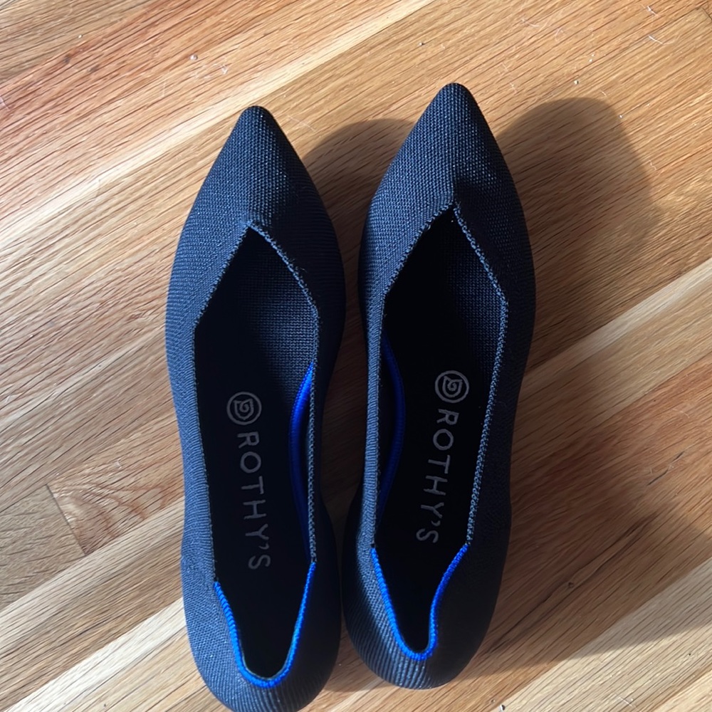 Rothy’s pointed toe flat. Never warn. Really nice shoes, comfortable!